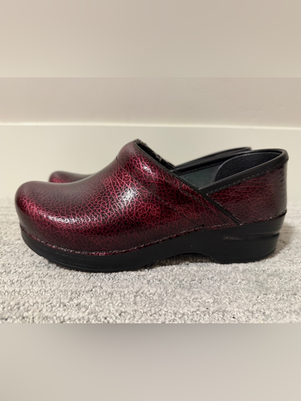 Dansko Women's Burgundy Maroon Red Crackle Leather Clog Mule Slip On - Size 37